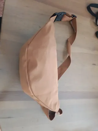 Riñonera de tela marrón con cremalleras