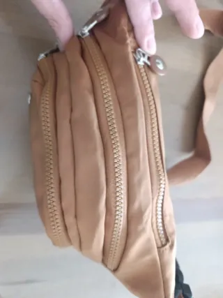 Riñonera de tela marrón con cremalleras