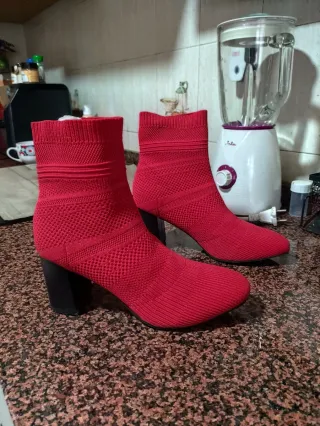 Botines rojos de tacón