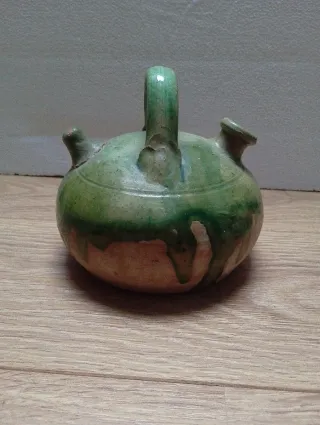 Botijo antiguo de cerámica verde