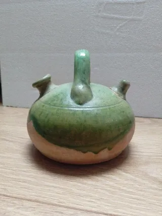 Botijo antiguo de cerámica verde