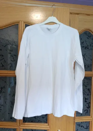 Lote de tres pantalones y dos camisetas Sanitarios