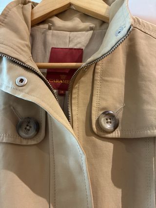 Gabardina Caramelo Efecto Piel Melocotón