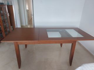 Mesa comedor extensible madera y cristal.