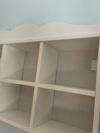 2 estanterías de madera blanca