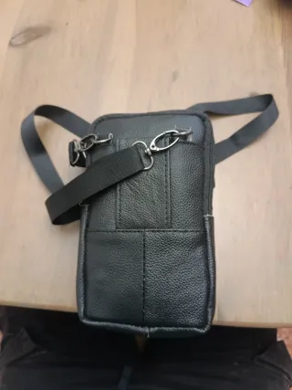 Riñonera de piel negra