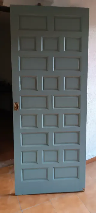 Puerta madera maciza pintada
