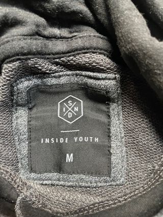 Sudadera gris Inside con parches