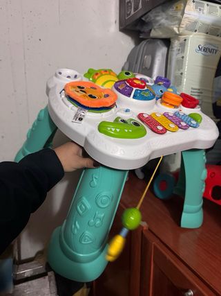 Caminador Fisher-Price y mesa de juegos vtech.