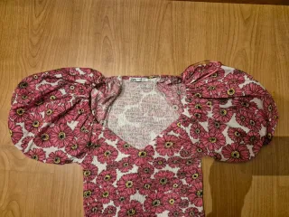 Vestido Zara floral manga abullonada