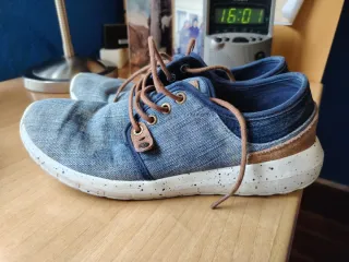 Zapatillas de lona azul y cordones marrones