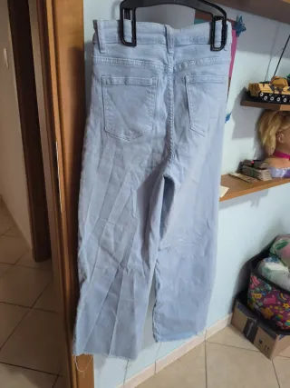 Pantaloni celeste a coste