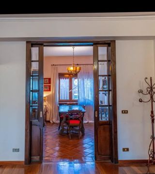 Porte scorrevoli in legno con vetri molati