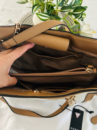 Bolso y cartera Guess a juego