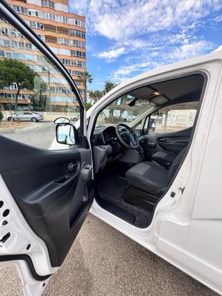 Furgoneta nissan nv 200.