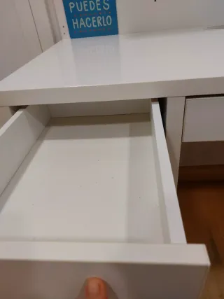 Escritorio blanco con cajoneras
