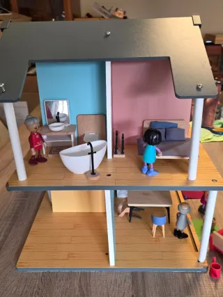 Casa de muñecas con figuras