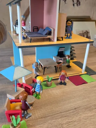 Casa de muñecas con figuras