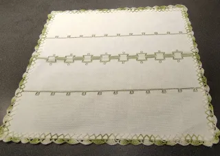 Centrino 40x40 da comodino, fatto a mano