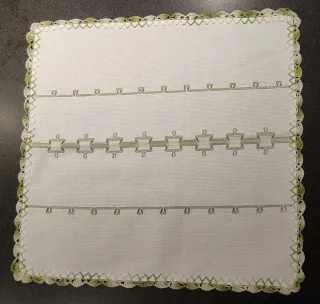 Centrino 40x40 da comodino, fatto a mano