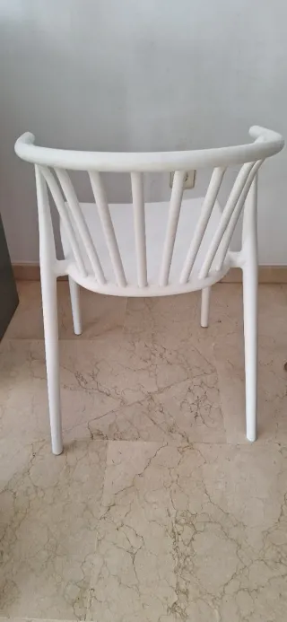 4 Sillas apilables de plástico blancas