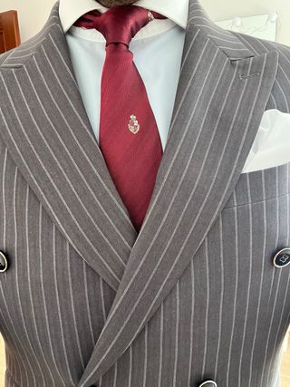 Traje cruzado gris rayas diplomáticas T46