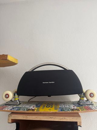 Altavoz Harman Kardon y Monopatín