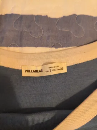 Top Pull and Bear azul con ribetes blancos
