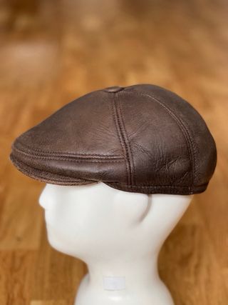 Boina de cuero con orejeras