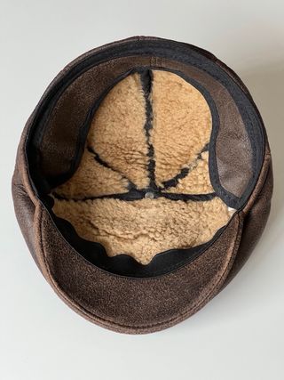 Boina de cuero con orejeras