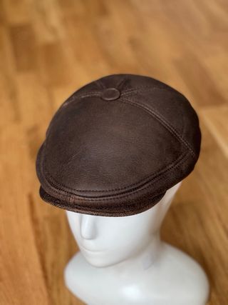 Boina de cuero con orejeras