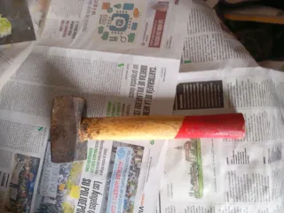 Hacha con mango de madera y detalle rojo