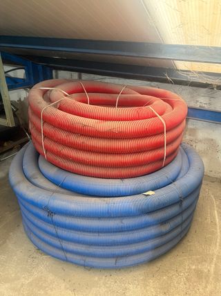 Tubo Corrugado Rojo y Azul