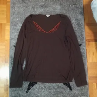 Camiseta manga larga marrón con encaje