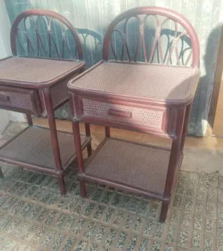 Mesitas de noche de ratán y madera