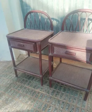 Mesitas de noche de ratán y madera