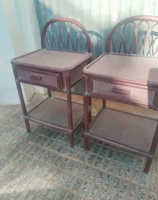 Mesitas de noche de ratán y madera