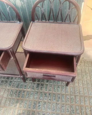 Mesitas de noche de ratán y madera
