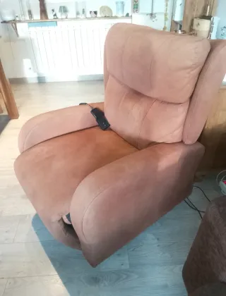 Sillón eléctrico de tela marrón