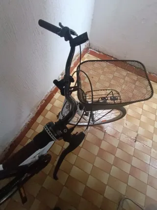 Bicicleta urbana blanca con cesta