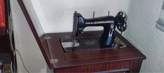 Máquina de coser marca Sigma con mueble