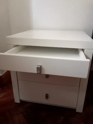 Mesita de noche de madera lacada