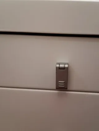 Mesita de noche de madera lacada