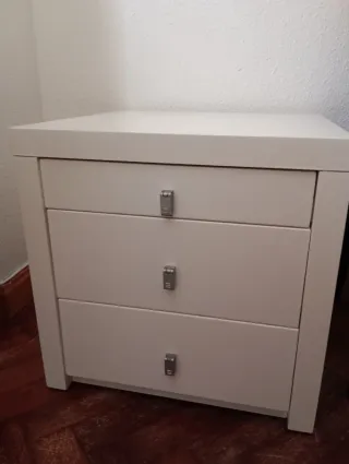 Mesita de noche de madera lacada