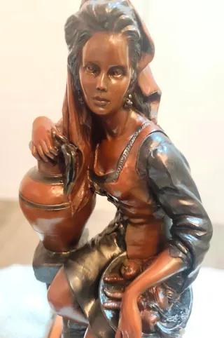 Escultura Urregui de Mujer con Jarra