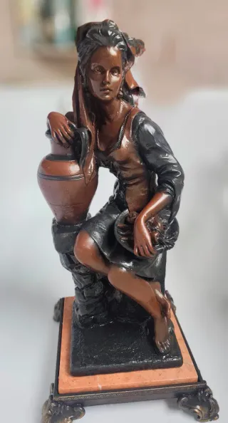 Escultura Urregui de Mujer con Jarra