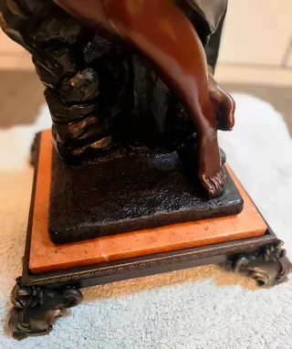 Escultura Urregui de Mujer con Jarra