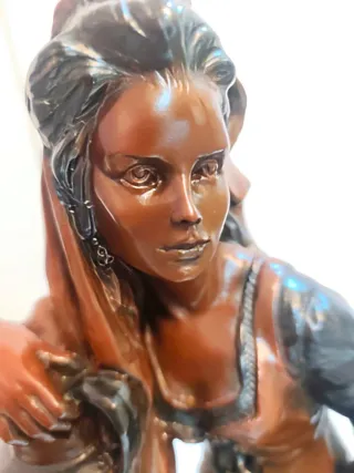 Escultura Urregui de Mujer con Jarra