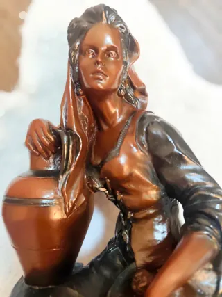Escultura Urregui de Mujer con Jarra