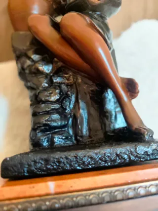 Escultura Urregui de Mujer con Jarra